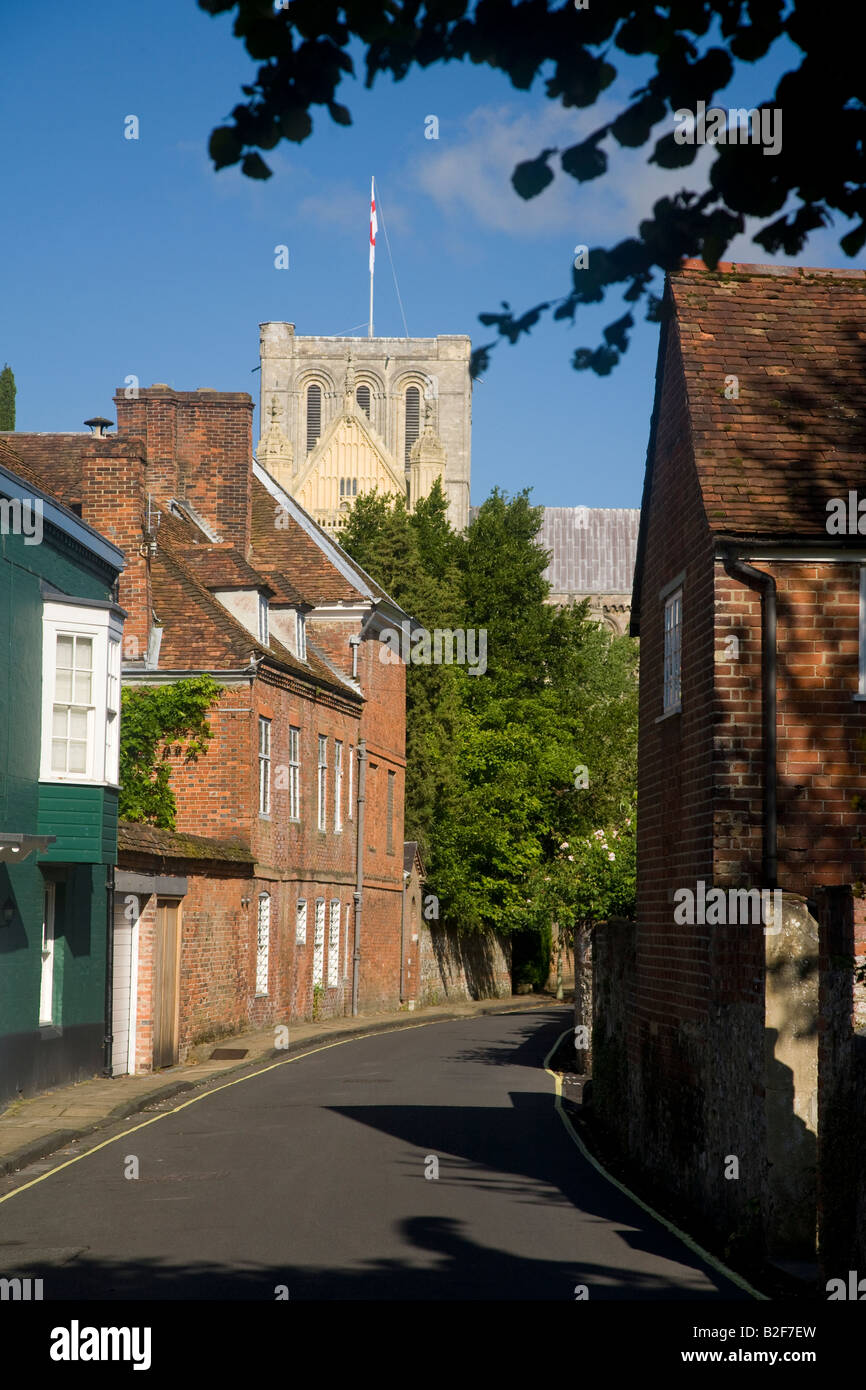 Engelmoer Street beherbergt Winchester Cathedral im Sommer Morgensonne Hants Hampshire England Großbritannien GB UK Stockfoto