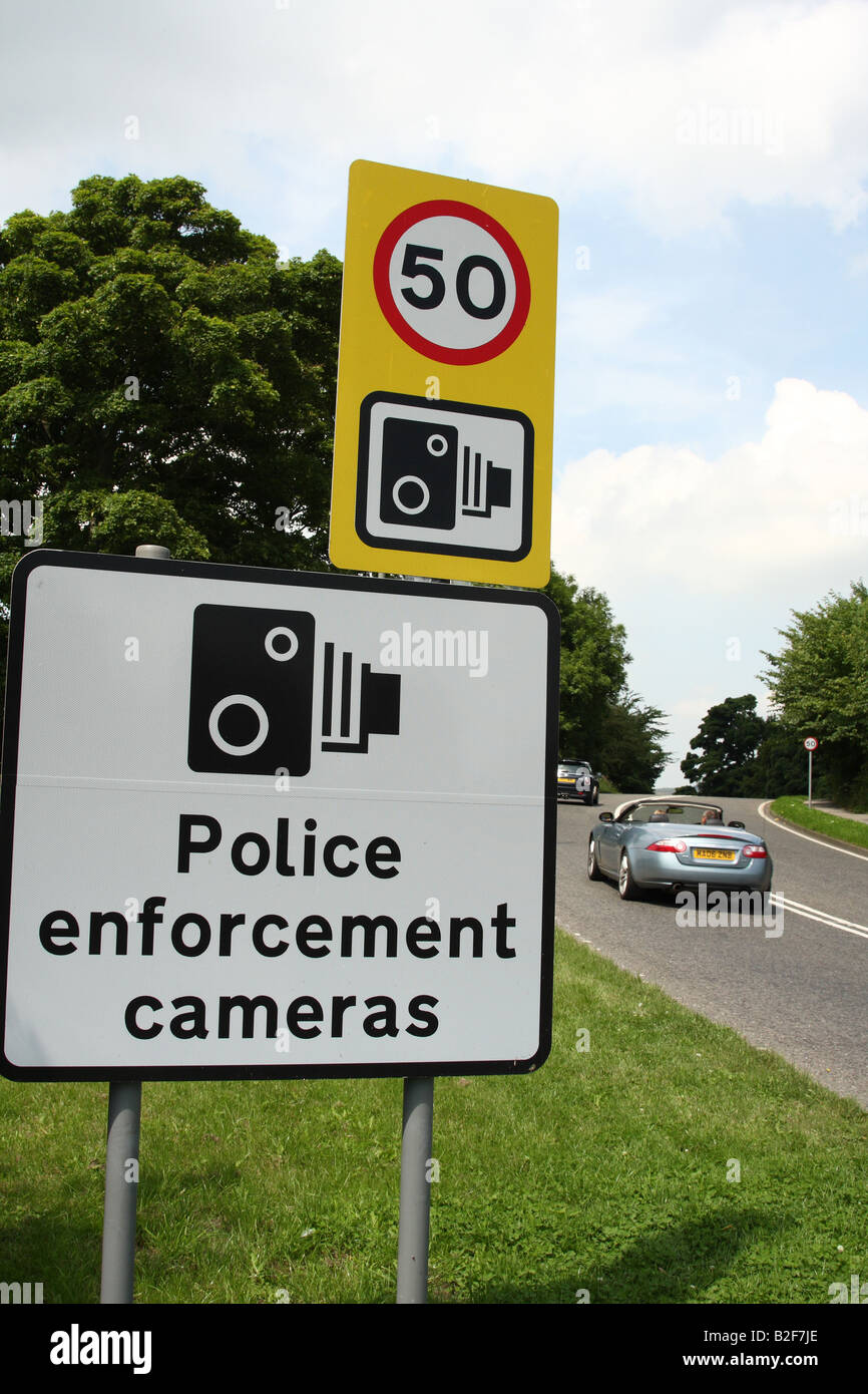 Am Straßenrand Geschwindigkeit Beschränkung Zeichen auf der A6 in Derbyshire, England, Vereinigtes Königreich Stockfoto
