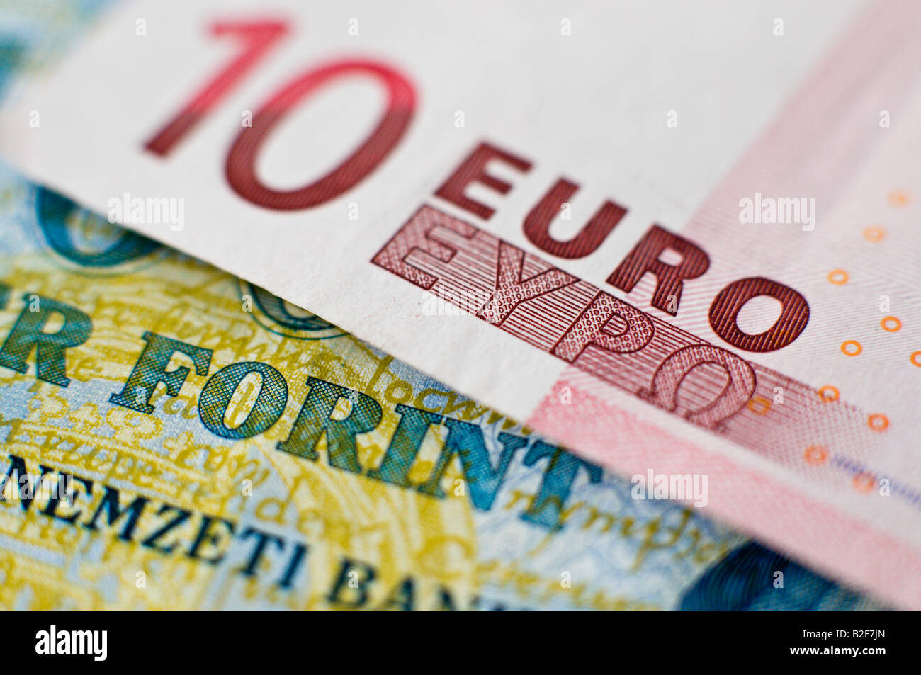 10 Euro-Banknote auf eine 100 Forint-Banknote Stockfoto