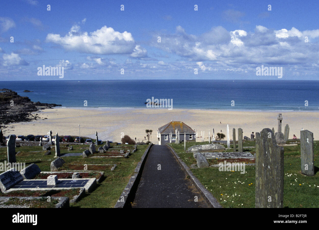 Barnoon Friedhof mit Blick auf Porthmeor Beach, St. Ives Cornwall England UK Stockfoto