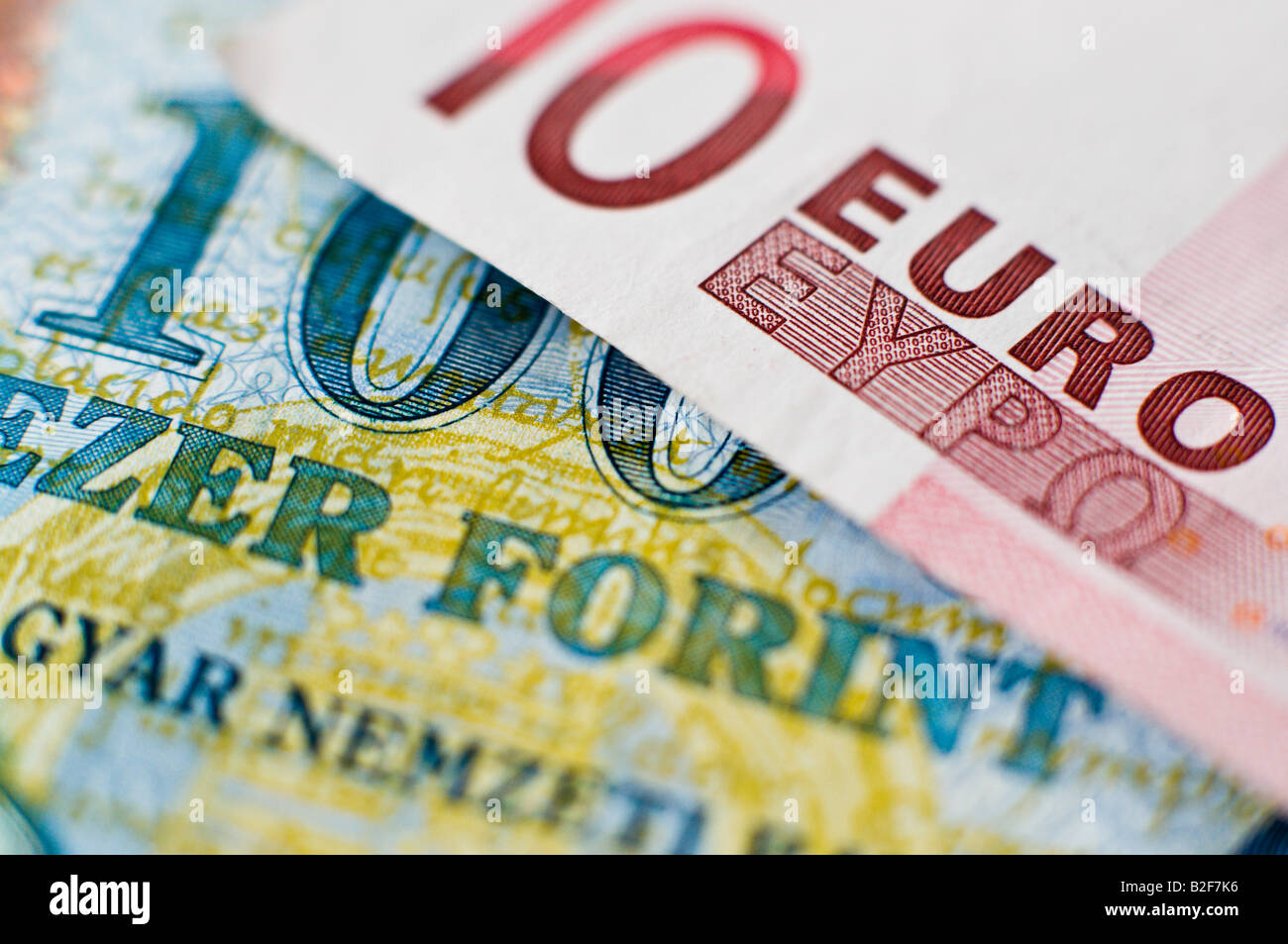 10 Euro-Banknote auf eine 100 Forint-Banknote Stockfoto