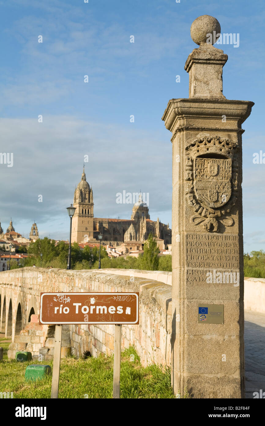 Spanien-Salamanca-Zeichen und Steinmarke am Ende der römischen Brücke über den Rio Tormes mit alten und neuen Kathedrale im Hintergrund Stockfoto