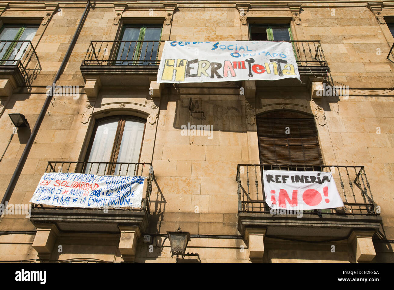 Spanien-Salamanca-Banner in spanischer Sprache mit politischen Kommentare hängen von Balkonen an Mehrfamilienhaus Stockfoto