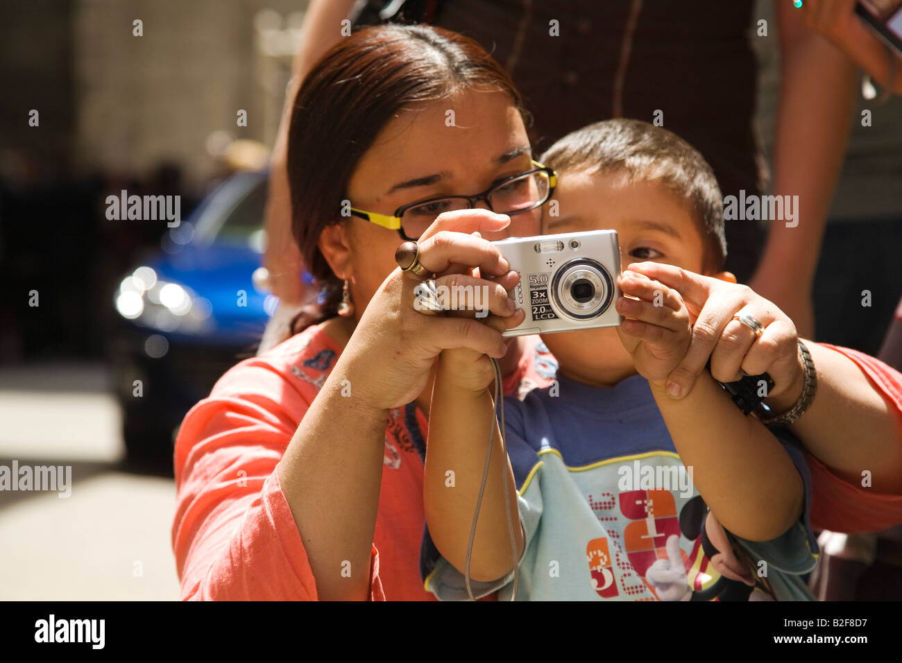 Spanien Toledo Spanierin Hilfe Kleinkind Jungen Blick auf Bild auf der Rückseite der Digitalkamera Stockfoto
