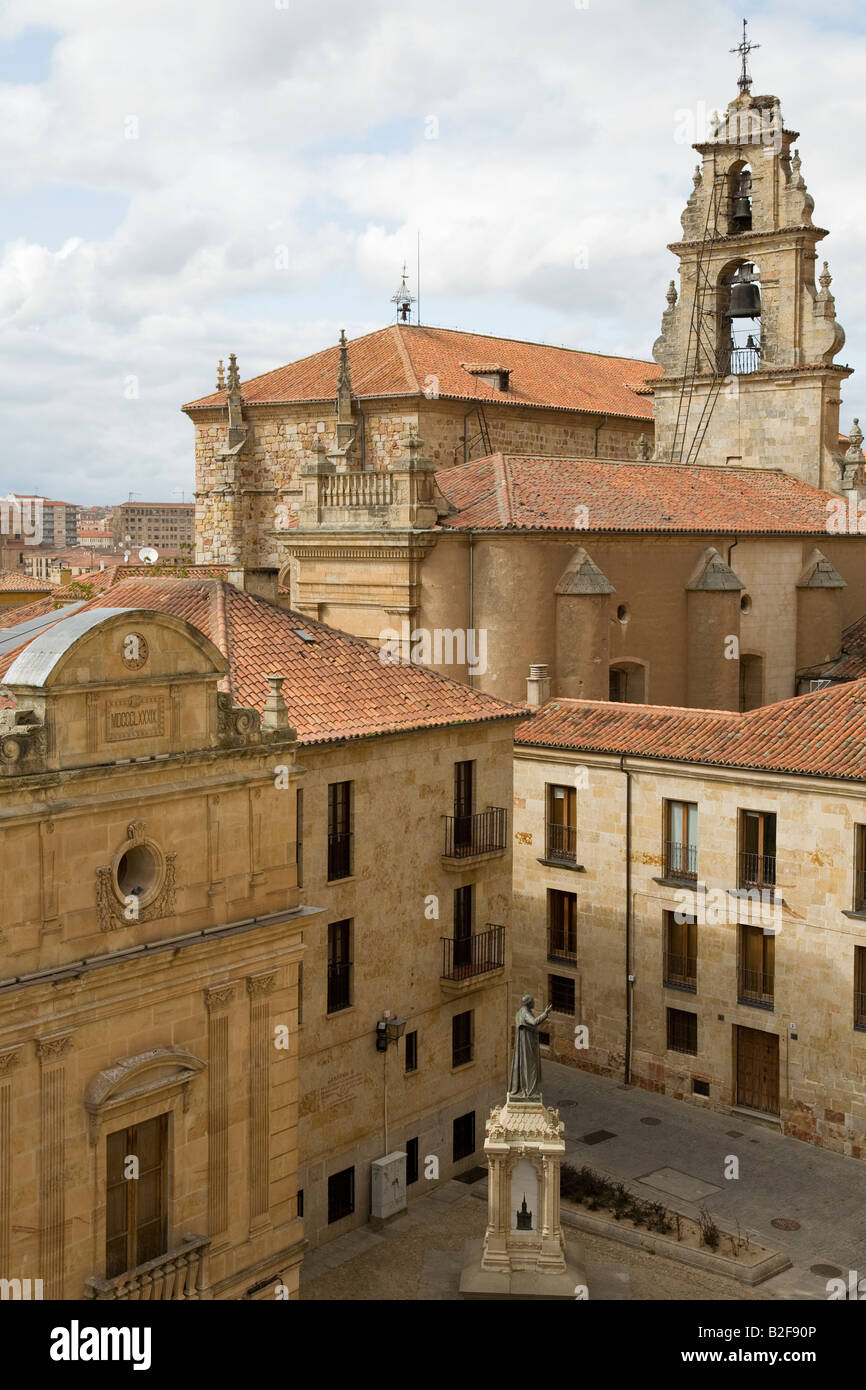 Spanien Salamanca Blick auf Kirchenglocke Tower Plaza mit Statue und rotes Ziegeldach der Gebäude der Stadt von Plattform am Dom Stockfoto