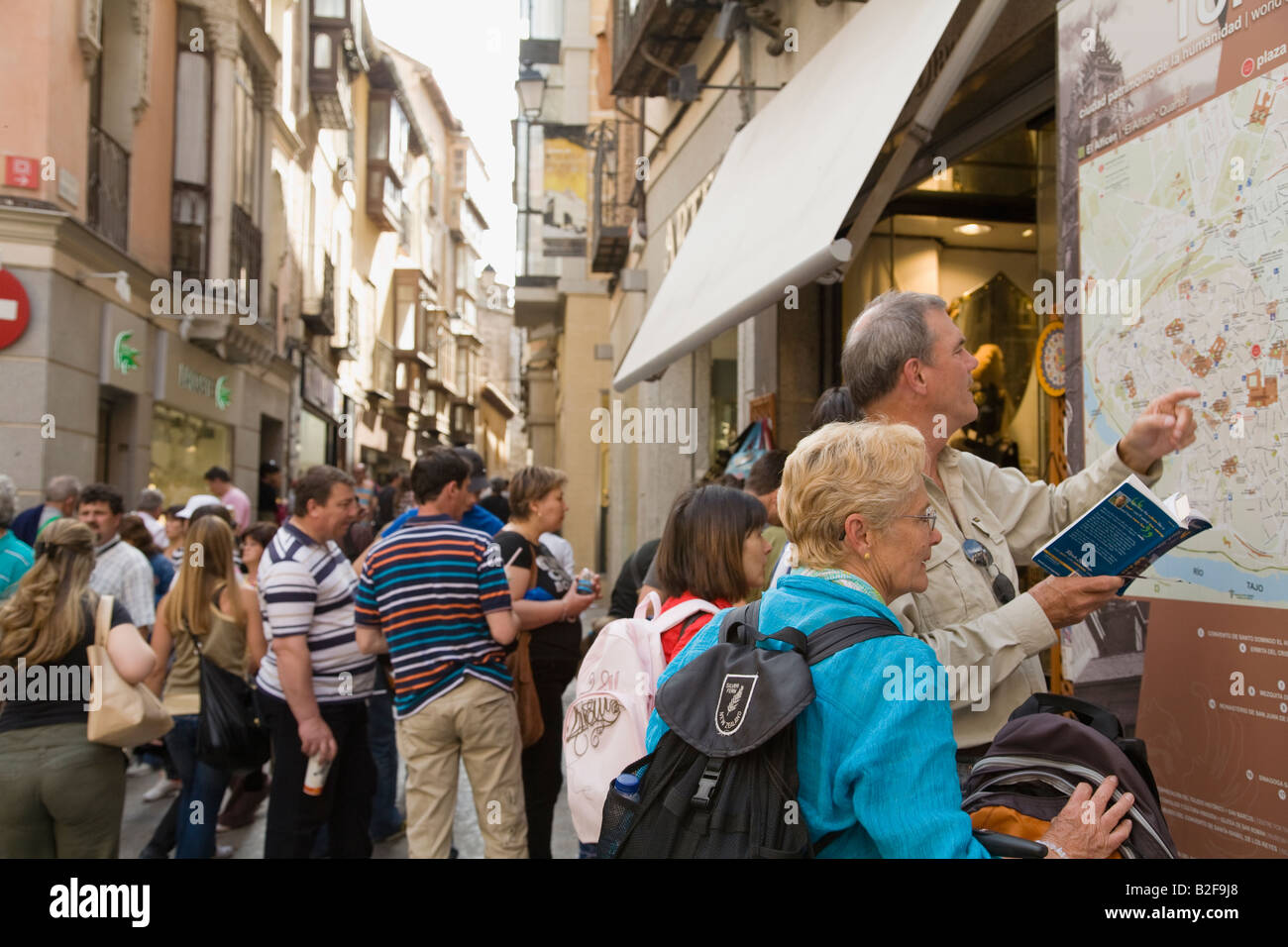 Spanien Reisen Toledo paar zu konsultieren, Toledo Straßenkarte und Rick Steves Reiseführer Buch tragen Rucksäcke und Gepäck Stockfoto