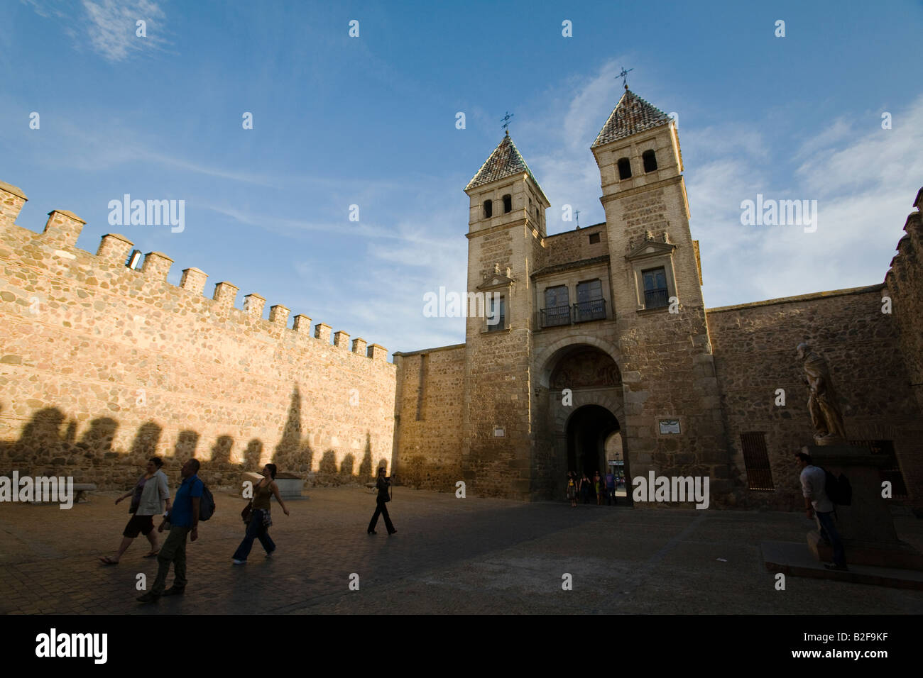 Spanien Toledo Zwillingstürme des Bisagra Tor gewölbte Eingang in der Stadtmauer Stockfoto