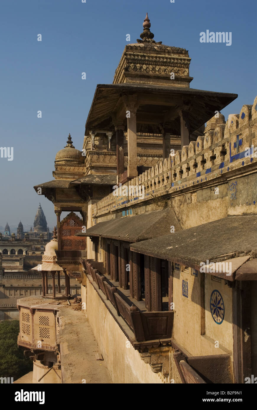 Eine der vielen Balkonen im Orchha Palace. Madhya Pradesh Stockfoto