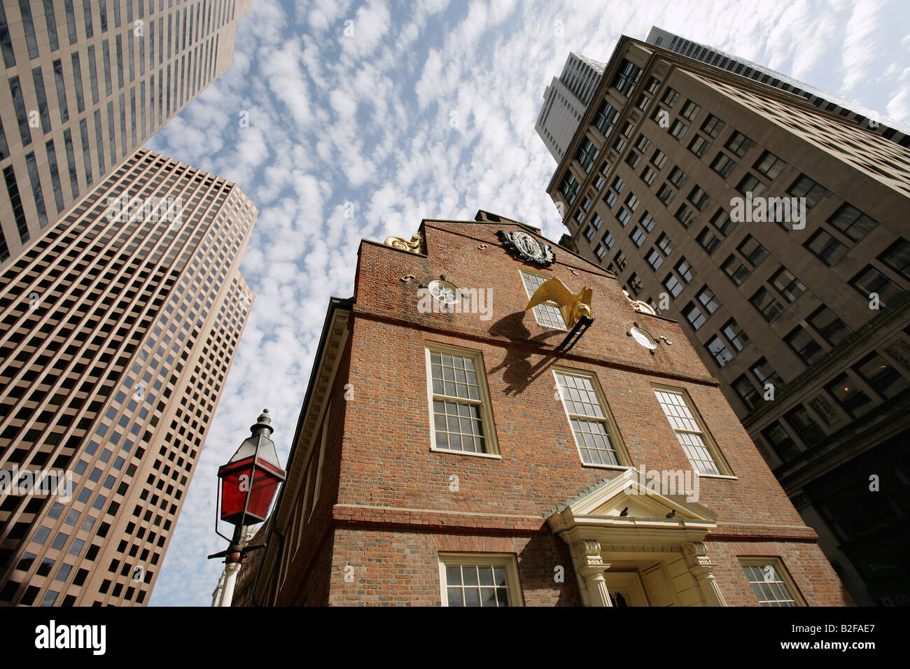 Das 18. Jahrhundert Old State House ist umgeben von modernen Bürogebäuden in Boston, Massachusetts Stockfoto