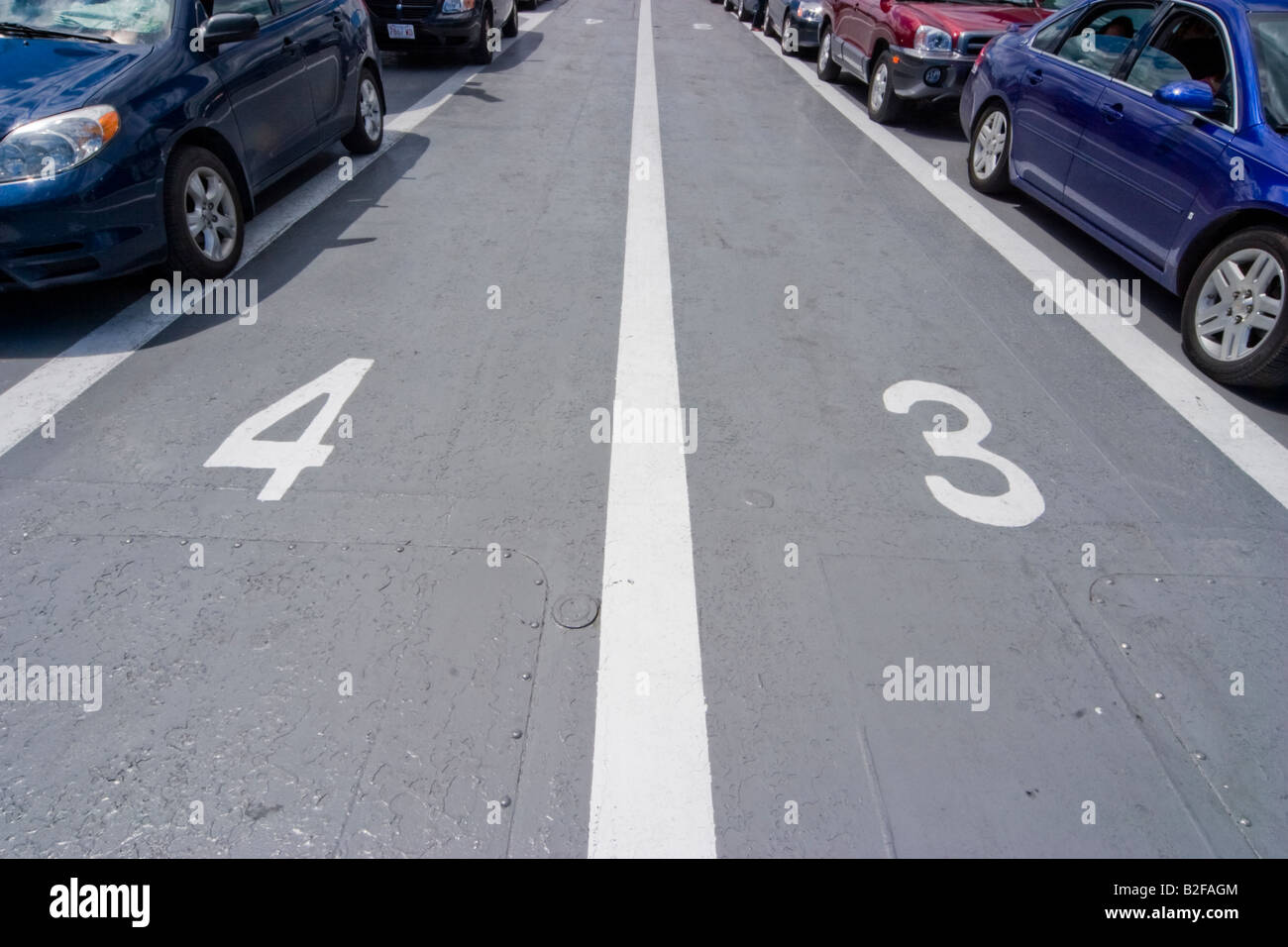 Automobile, aufgereiht auf dem Deck der Fähre Stockfoto