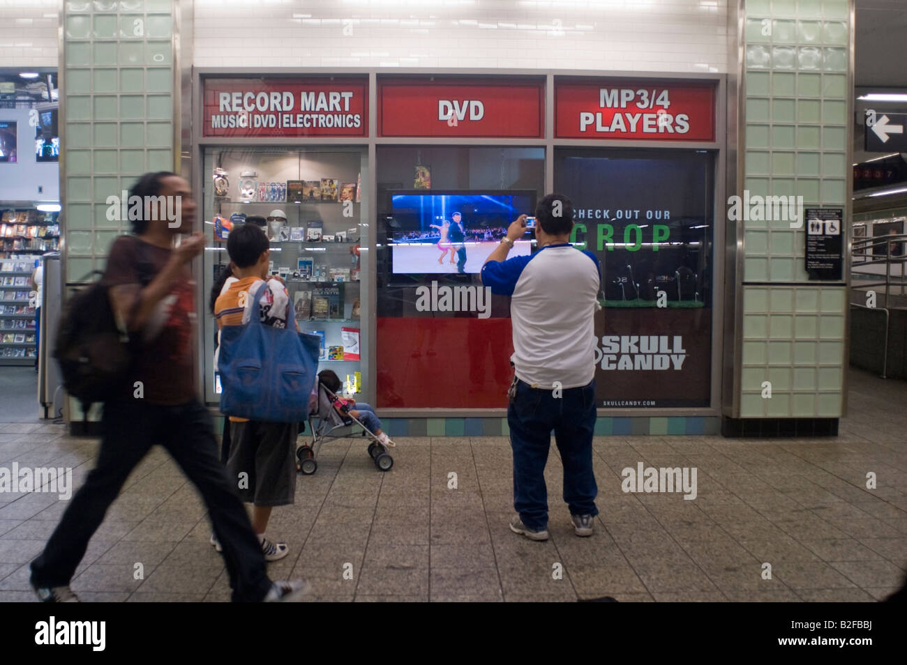 Die wiedereröffneten Datensatz Mart Store in der u-Bahn-Station Times Square in New York NY Stockfoto