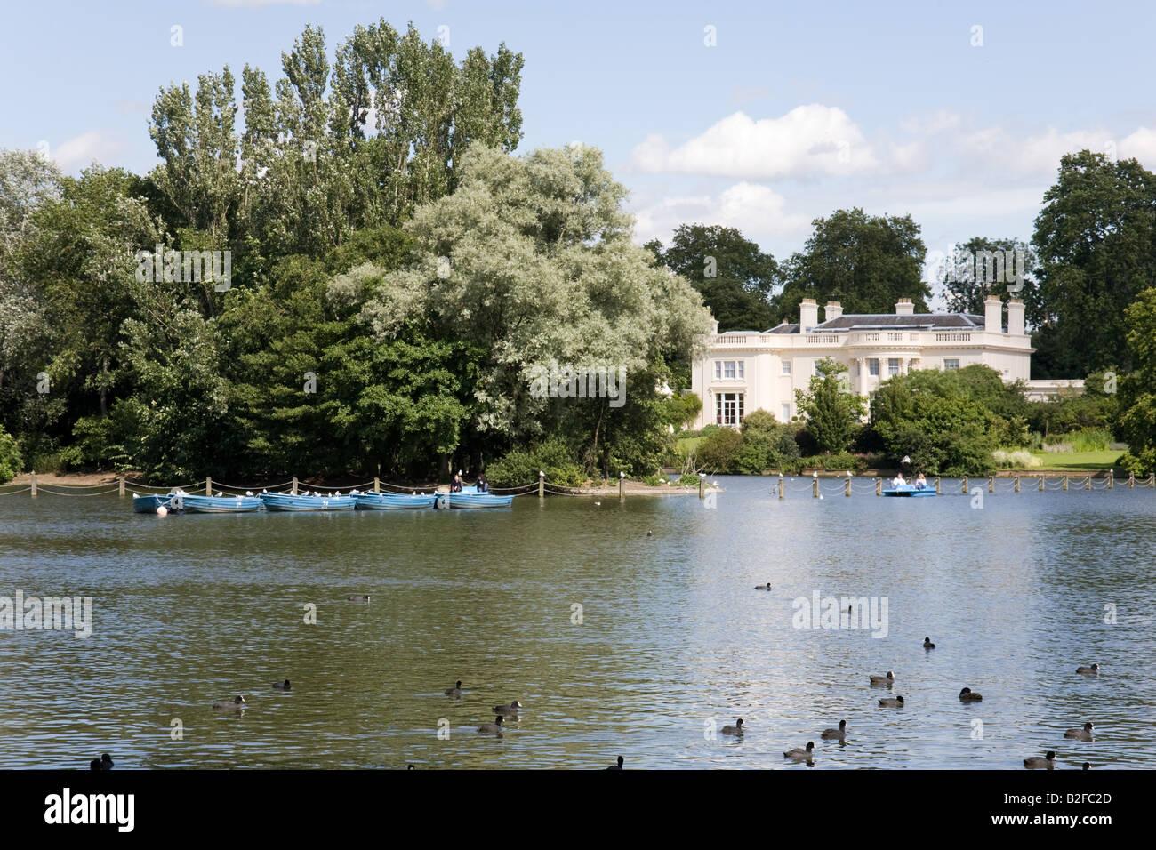 Der See mit Booten im Regents Park in London England. Stockfoto