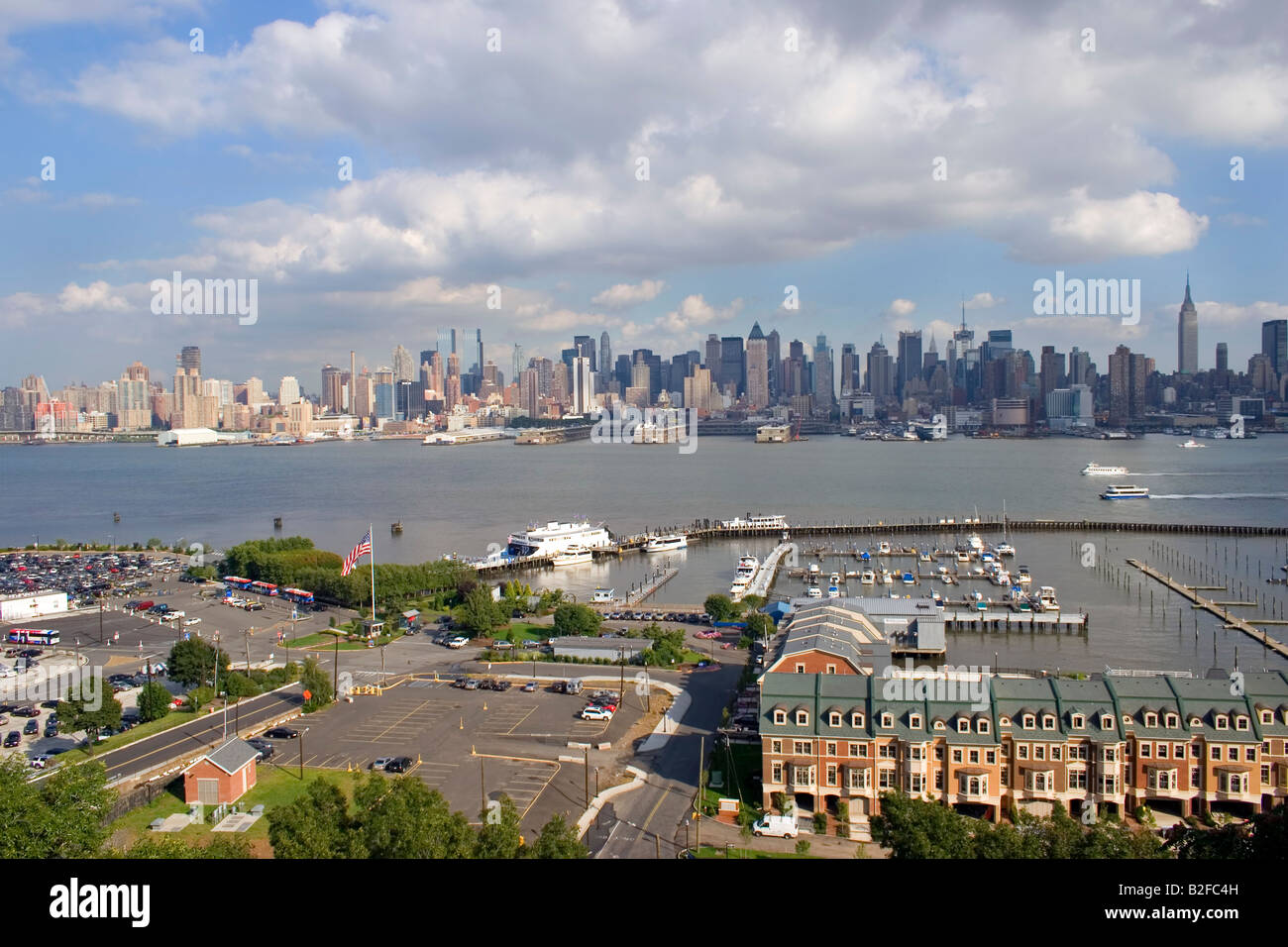 New York City NYC Manhattan Tag Zeit Wolken blauer Himmel Kyscrapers beleuchtete leuchtende strahlend hellen Himmel Reflexionen Wasserfluss Stockfoto