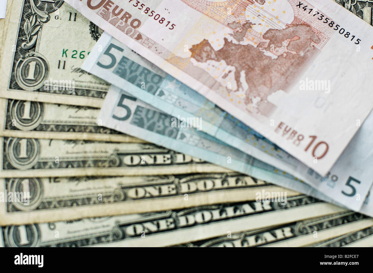 10 Euro und zwei 5 Euro-Banknoten sitting on Top of 6 1-Dollar-Noten Stockfoto