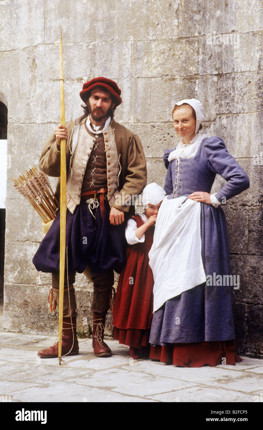 Tudor Reenactment Familiengruppe Mann Frau Englisch aus dem 16. Jahrhundert authentische Kinderkostüm Leben Geschichte Bogen Pfeile Stockfoto