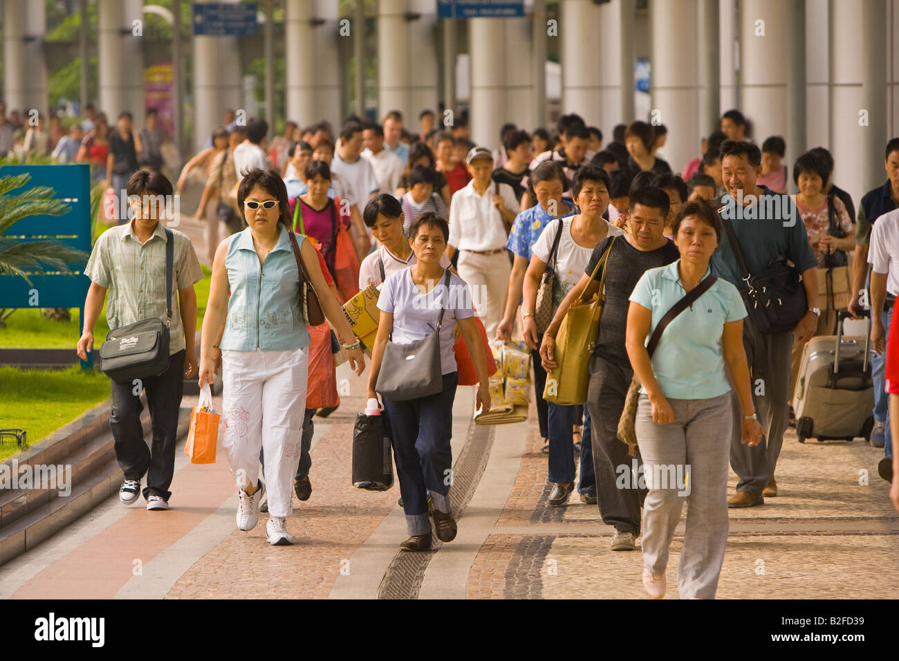 MACAU CHINA große Schar von Chinesen gehen in Richtung Einrichtungen für Grenzübergang von Macau an die Volksrepublik China Stockfoto