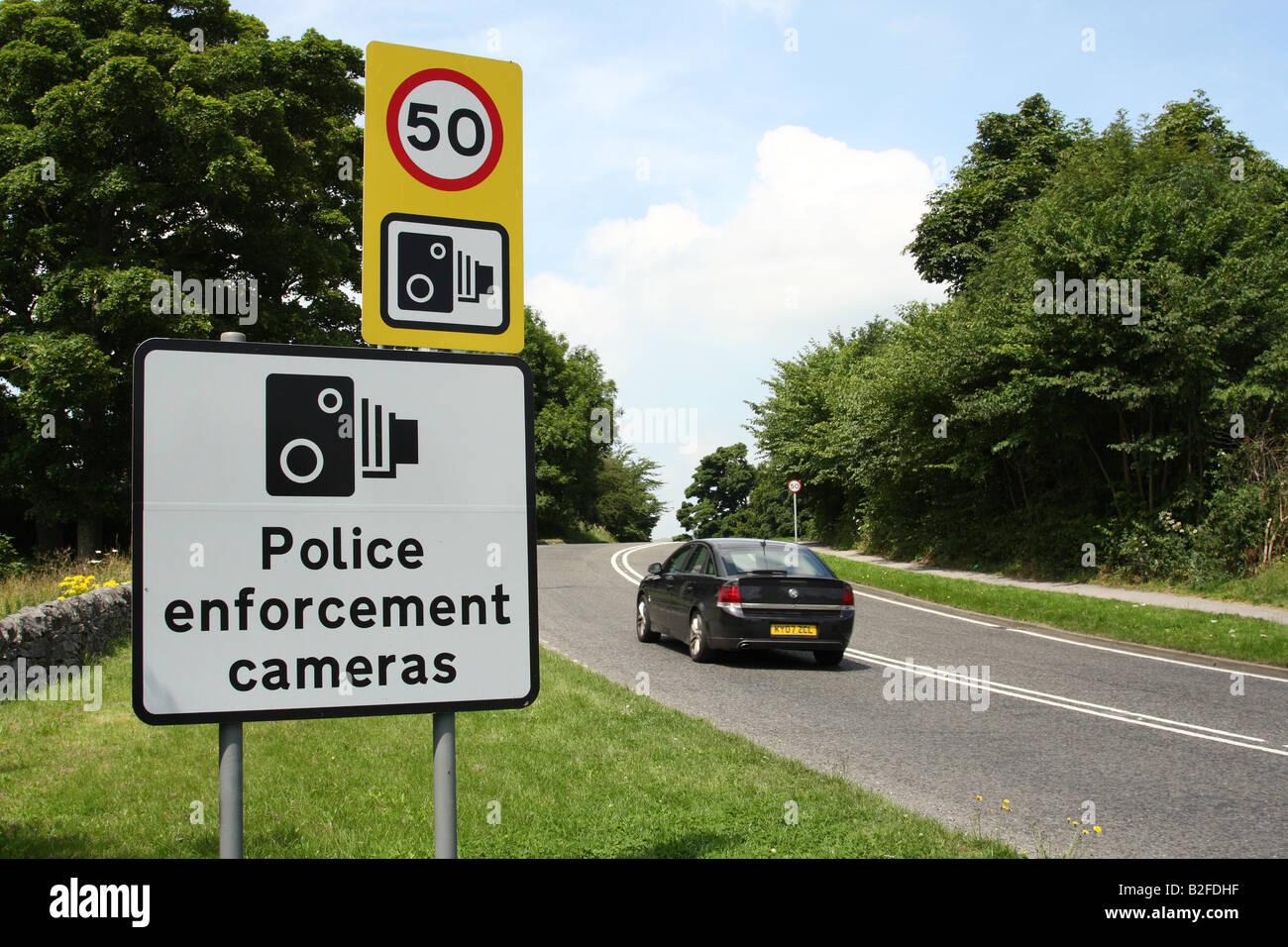 Am Straßenrand Geschwindigkeit Beschränkung Zeichen auf der A6 in Derbyshire, England, Vereinigtes Königreich Stockfoto