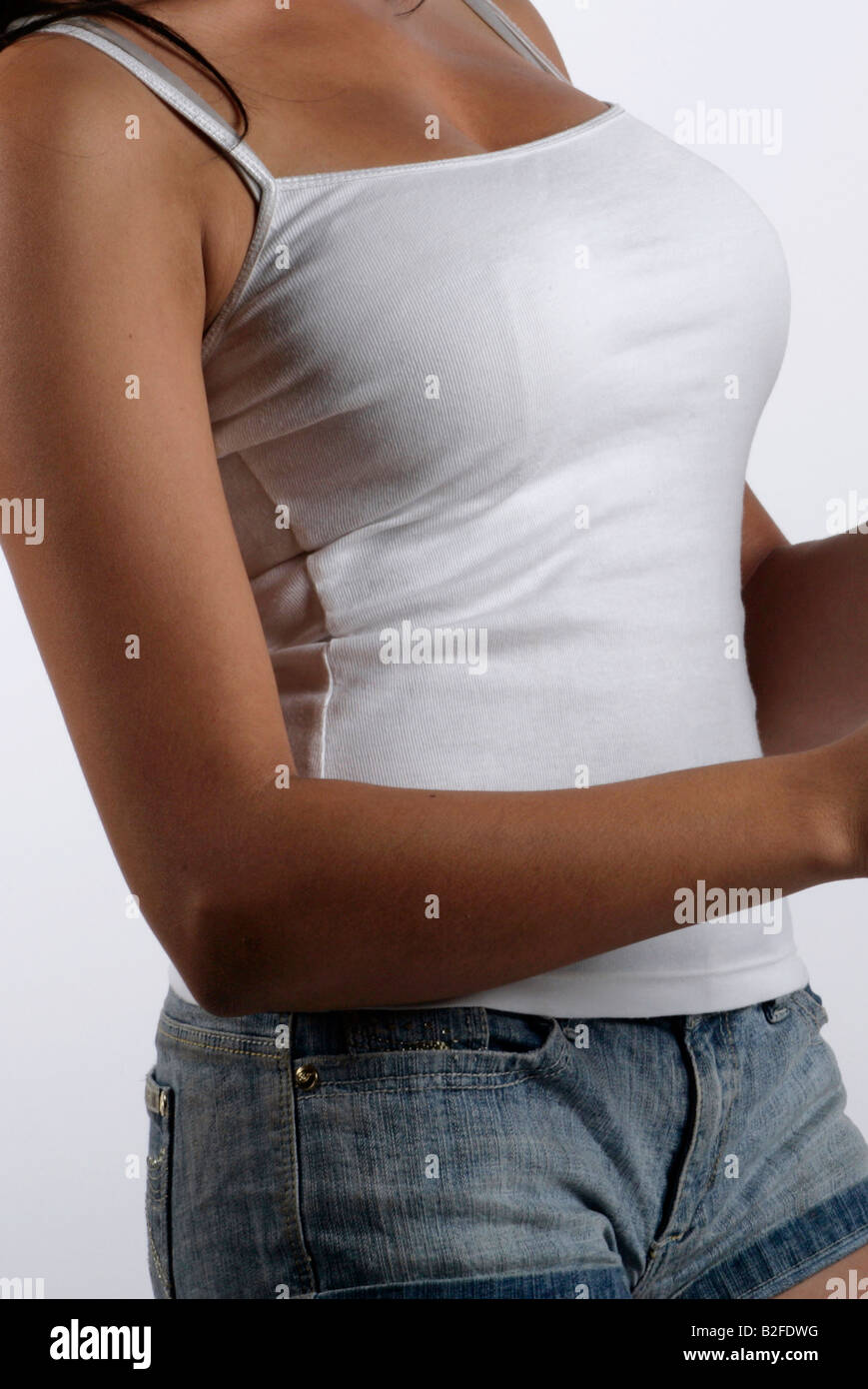 Junge kurvige Afrikanerin tragen eine weiße Riemchen obere und blaue Jeans shorts Afro Caribbean kurvige sinnliche Haut braun Stockfoto