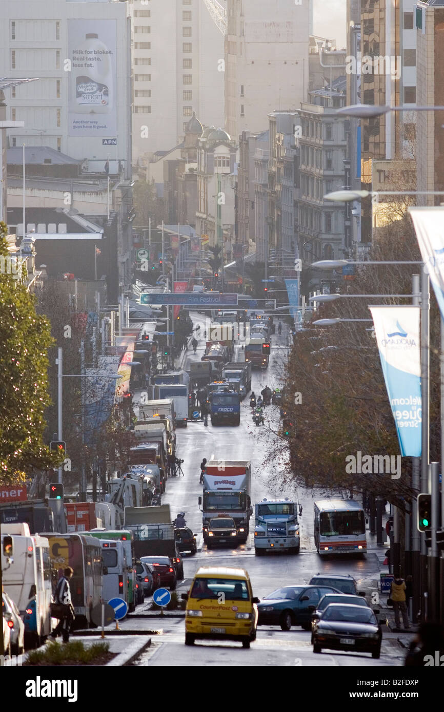 Verkehr auf Queen St. Auckland Stockfoto