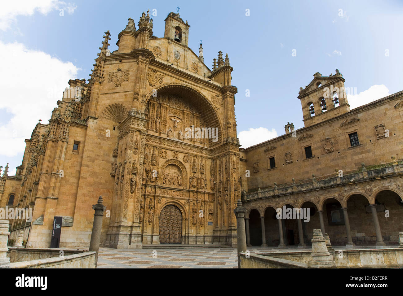 Spanien-Salamanca-Eingang zur Kirche Saint Stephen San Esteban plateresken Fassade und Kloster Portikus mit Bögen Stockfoto