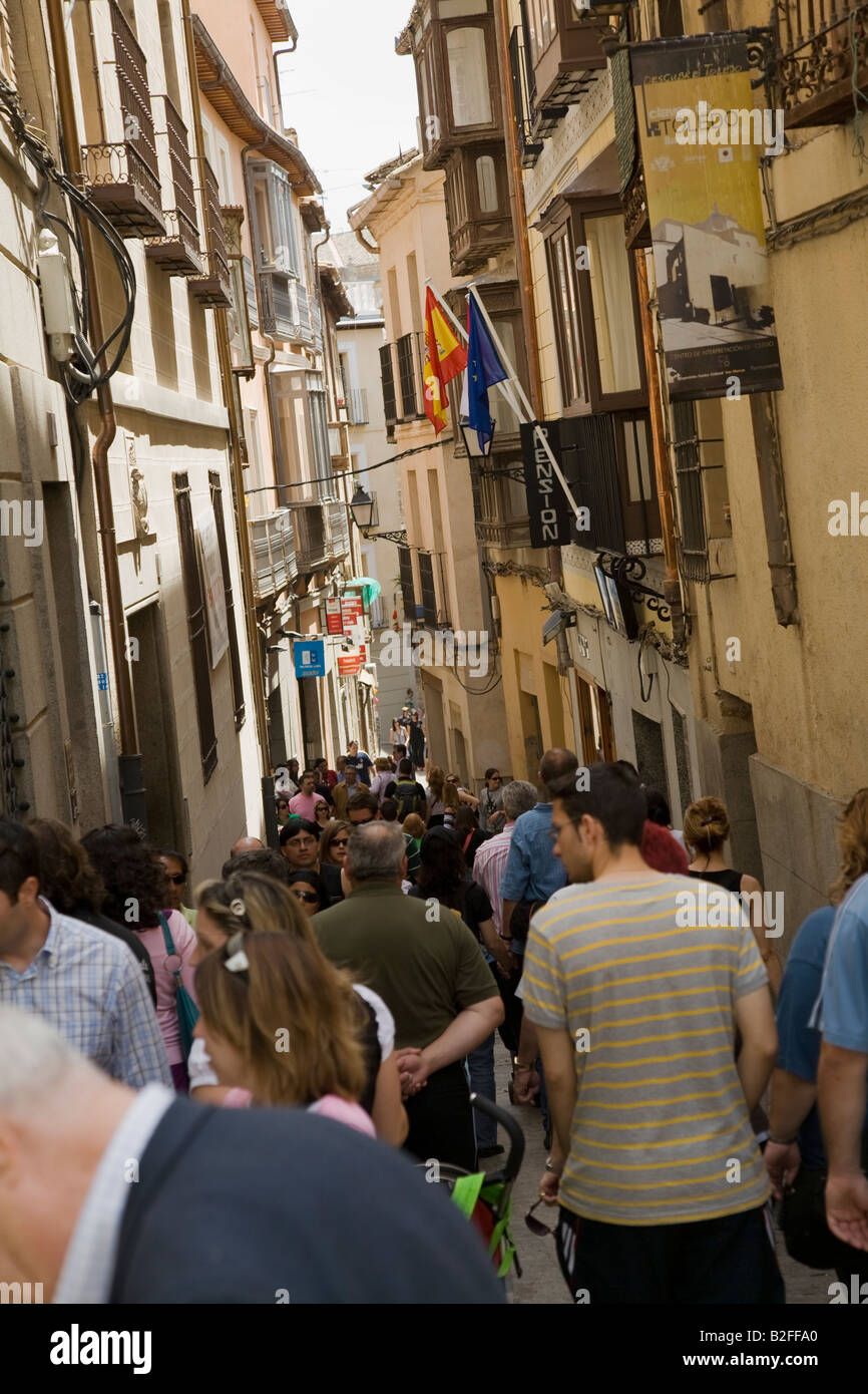 Spanien Toledo Menge von Fußgängern gehen schmale Straße entlang zwischen den Gebäuden im Zentrum der Stadt Stockfoto