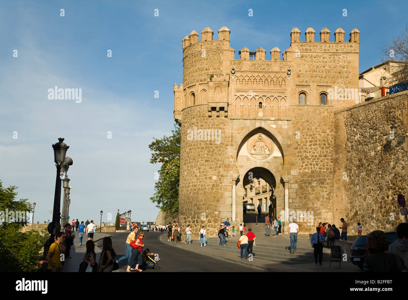 Spanien-Toledo-Menschen überqueren die Straße und gehen in der Nähe von Tor Puerta del Sol in Stadt Wand Mudéjar-Architektur-Stil, erbaut im 13. Jahrhundert Stockfoto