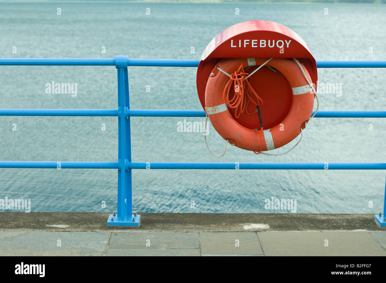 Rettungsring am blauen Eisengitter Stockfoto