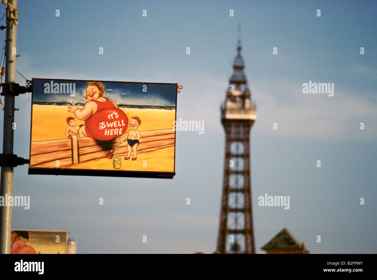 ein Novum-Bild im Vordergrund einer Ansicht der Blackpool tower Stockfoto