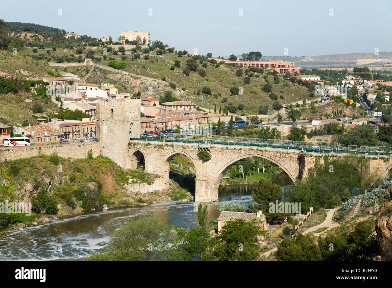 Spanien Steinbögen Toledo San Martin Brücke über den Tajo Flusses von Museo Victoria Macho betrachtet Stockfoto