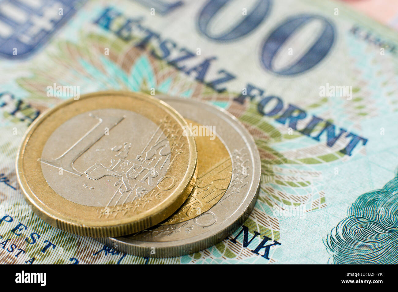 Euro-Münzen sitzen an der Spitze der ungarischen Forint Banknoten Stockfoto