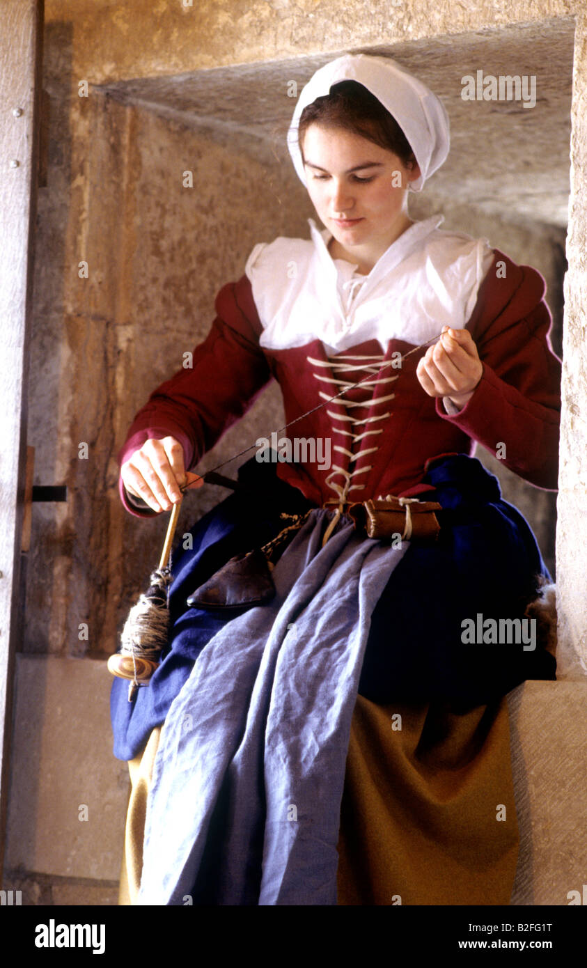 Tudor Reenactment Lady Frau Spinnen aus dem 16. Jahrhundert englische Kostüm lebendige Geschichte dress authentische England UK Stockfoto