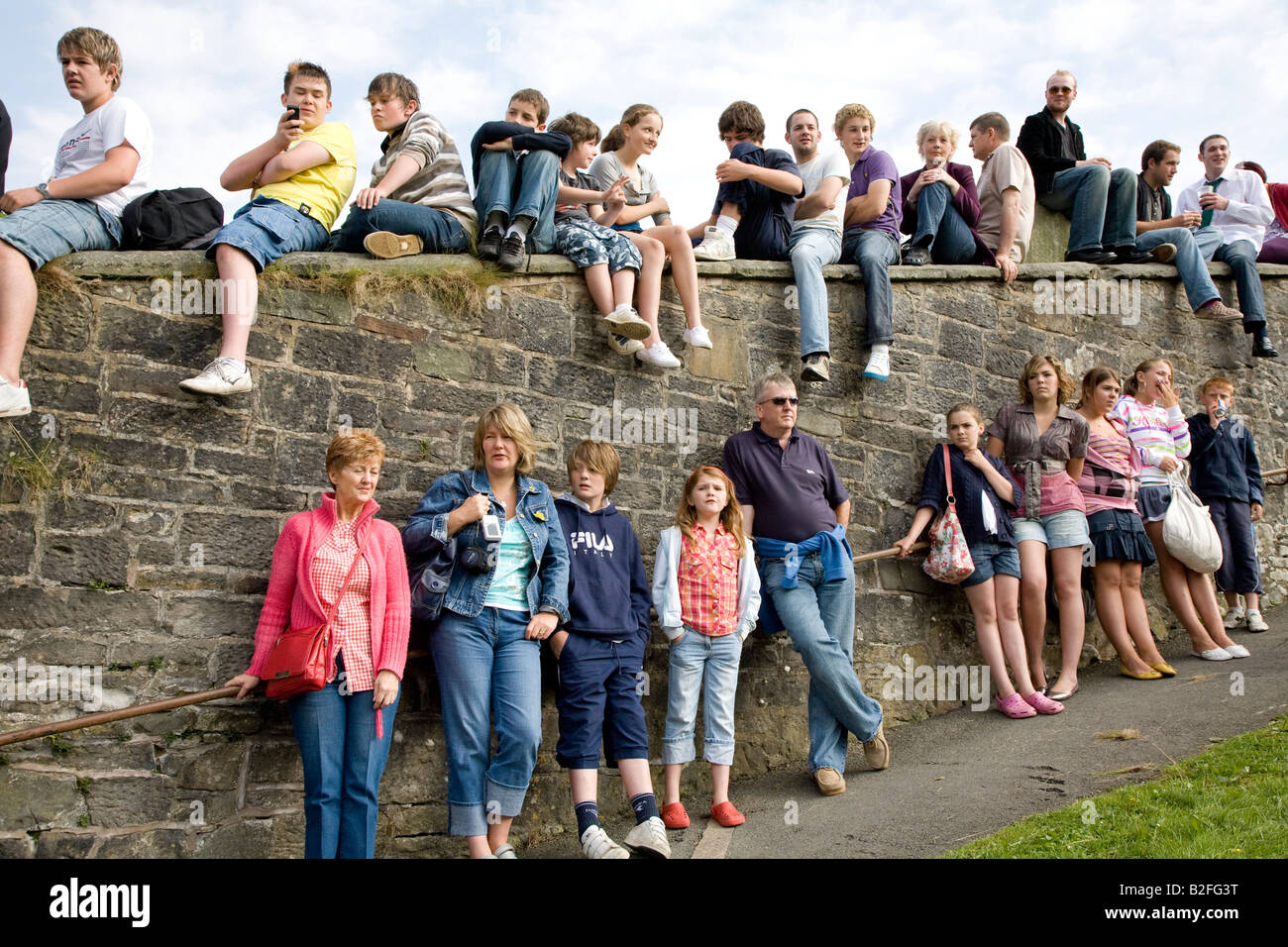 Kinder warten auf die Fahrer auf die Langholm gemeinsame Reiten Schottland, Vereinigtes Königreich Stockfoto