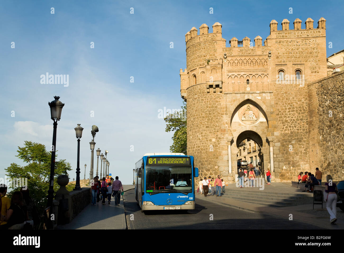 Spanien Toledo City-Bus auf der Straße in der Nähe von Tor Puerta del Sol in Stadt-Wand-Mudéjar-Architektur-Stil im 13. Jahrhundert erbaut Stockfoto