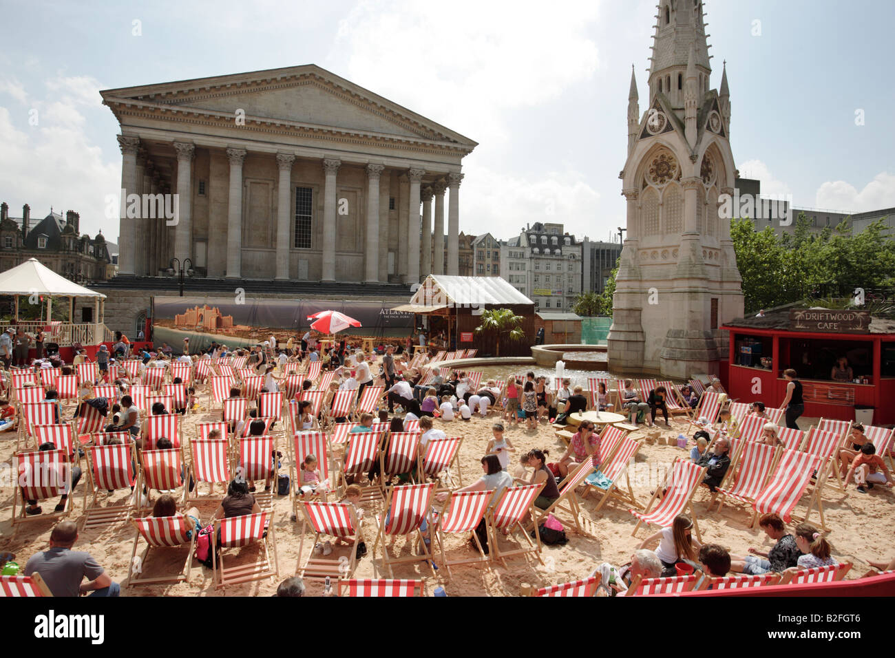 Besucher von Birmingham Chamberlain Quadrat im Vereinigten Königreich sitzen in Liegestühlen auf einen künstlich angelegten Strand. Stockfoto
