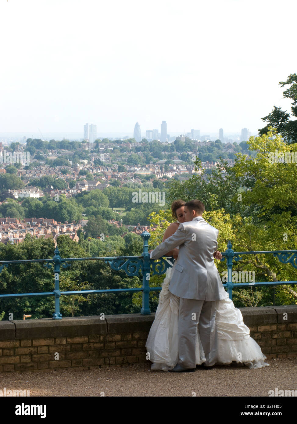 Nur verheiratet paar Pose für Hochzeitsfotos im Alexandra Palace, London Stockfoto