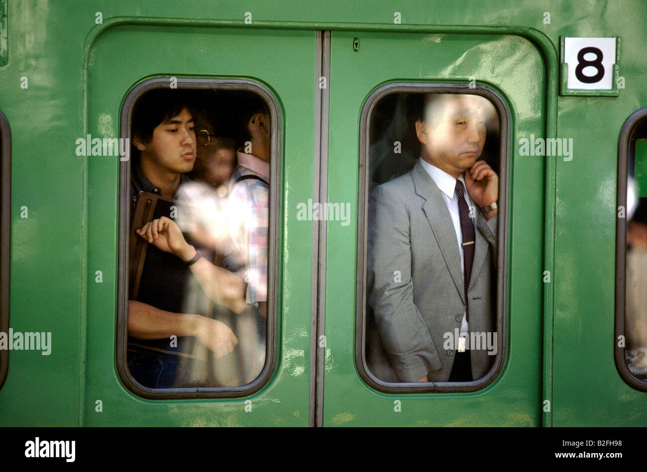 Fluggäste, die gegen die Türen eines Zuges, Tokyo Metro während der Rush Hour gequetscht Stockfoto