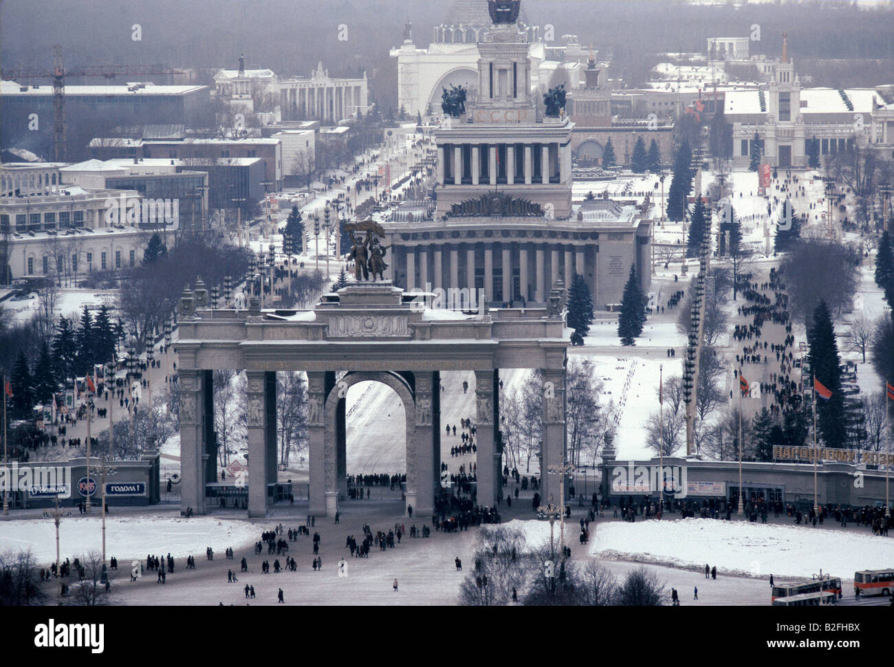 der Moskauer Triumphbogen mit Schnee bedeckt, Sieg, Platz, genommen von oben Stockfoto