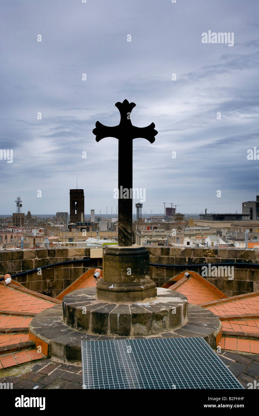 Kreuz auf dem Dach der gotischen Kathedrale Barcelonas Zentrum Spaniens Stockfoto