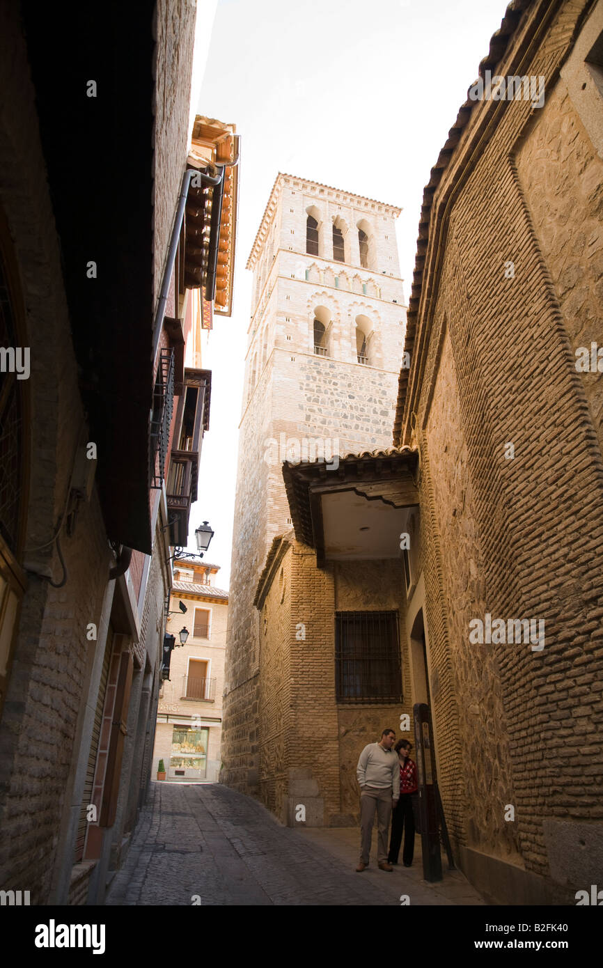 Spanien Toledo Mudejar-Turm von Santo Tomé Kirche 14h Jahrhundert Beispiel für maurische Architektur paar Straße entlang gehen Stockfoto
