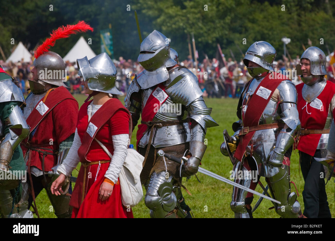 Ritter in Rüstungen vorbereiten für Schlacht von Tewkesbury mittelalterliche Festival Worcestershire UK EU Stockfoto