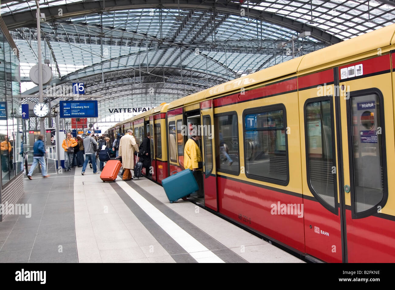 Deutschland, Berlin, Hauptbahnhof, Passagiere in Zug Stockfoto