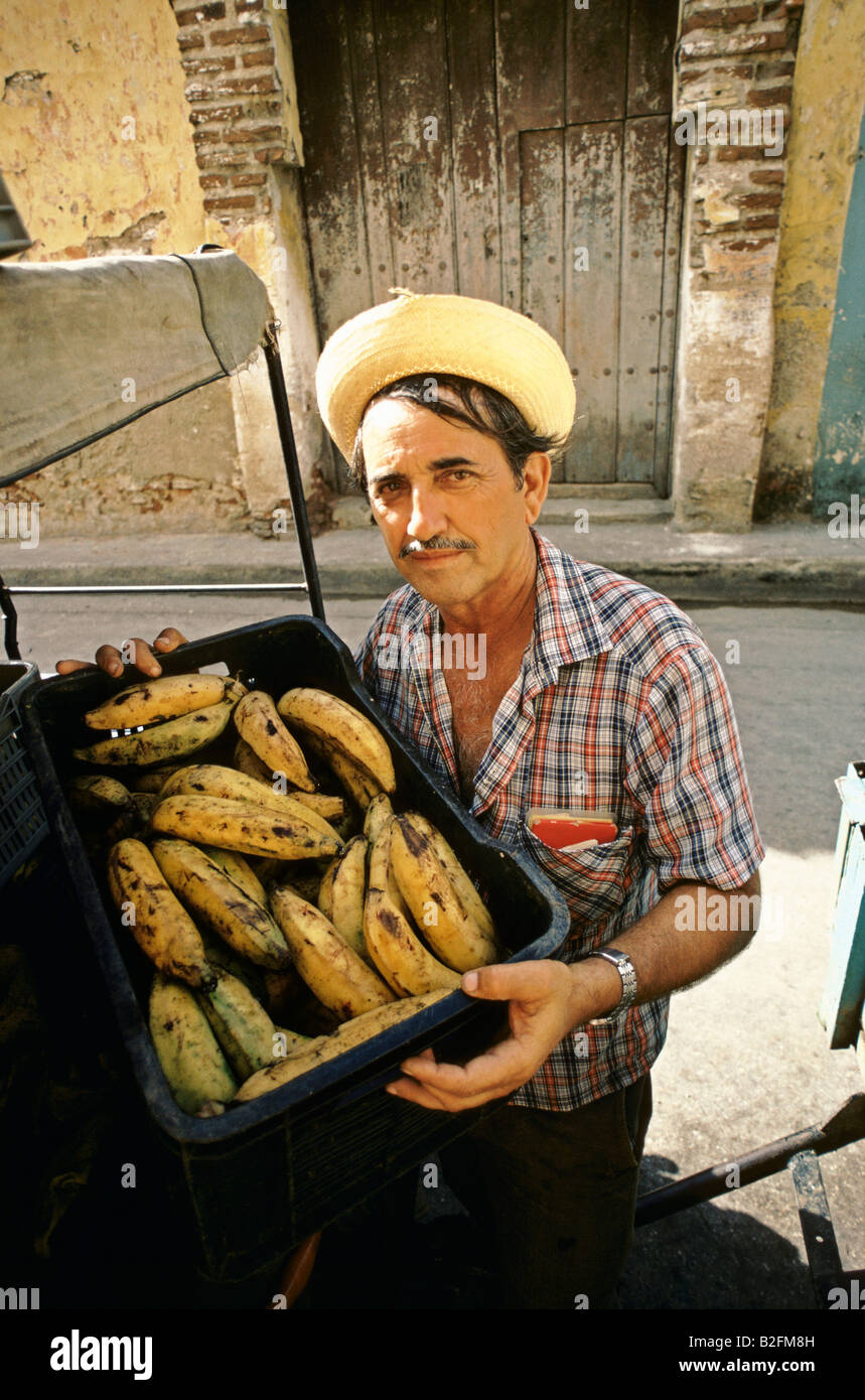 Porträt eines Mannes entladen eine Kiste Bananen in Moron, Kuba Stockfoto