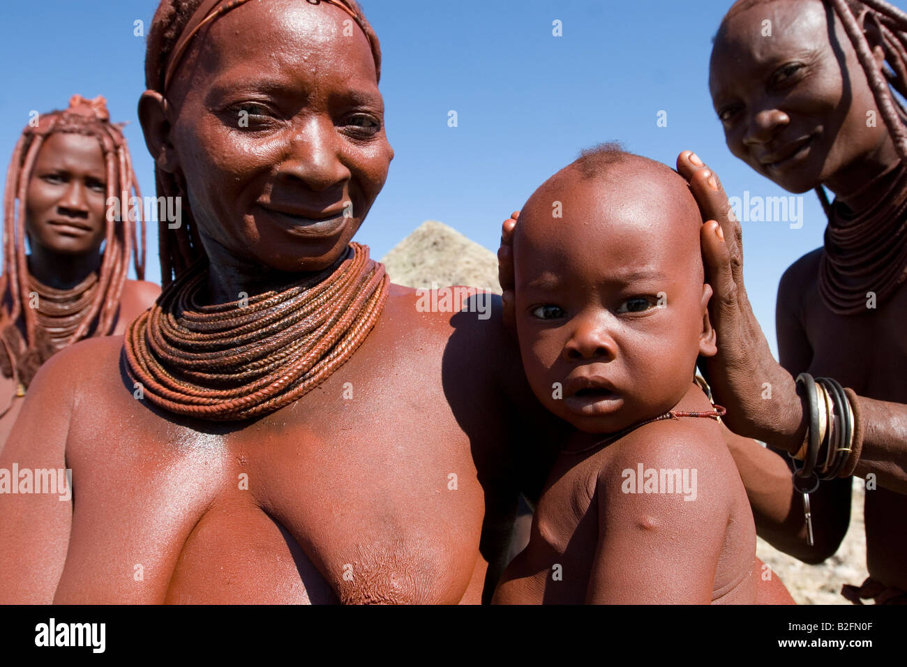Porträt der Himba-Frauen und Kinder Stockfoto