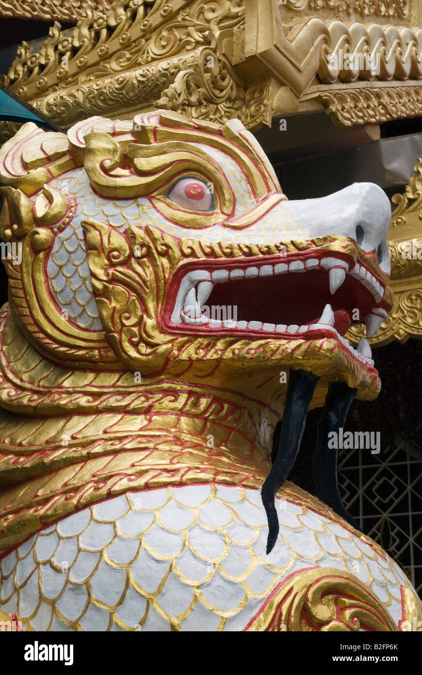 Mythische hybrid halb Löwe halb Drache Chinthe Kreatur hüten main Gebetsraum an Dhammikarama Burmese Buddhist Temple, Georgetown, Penang, Malaysia Stockfoto