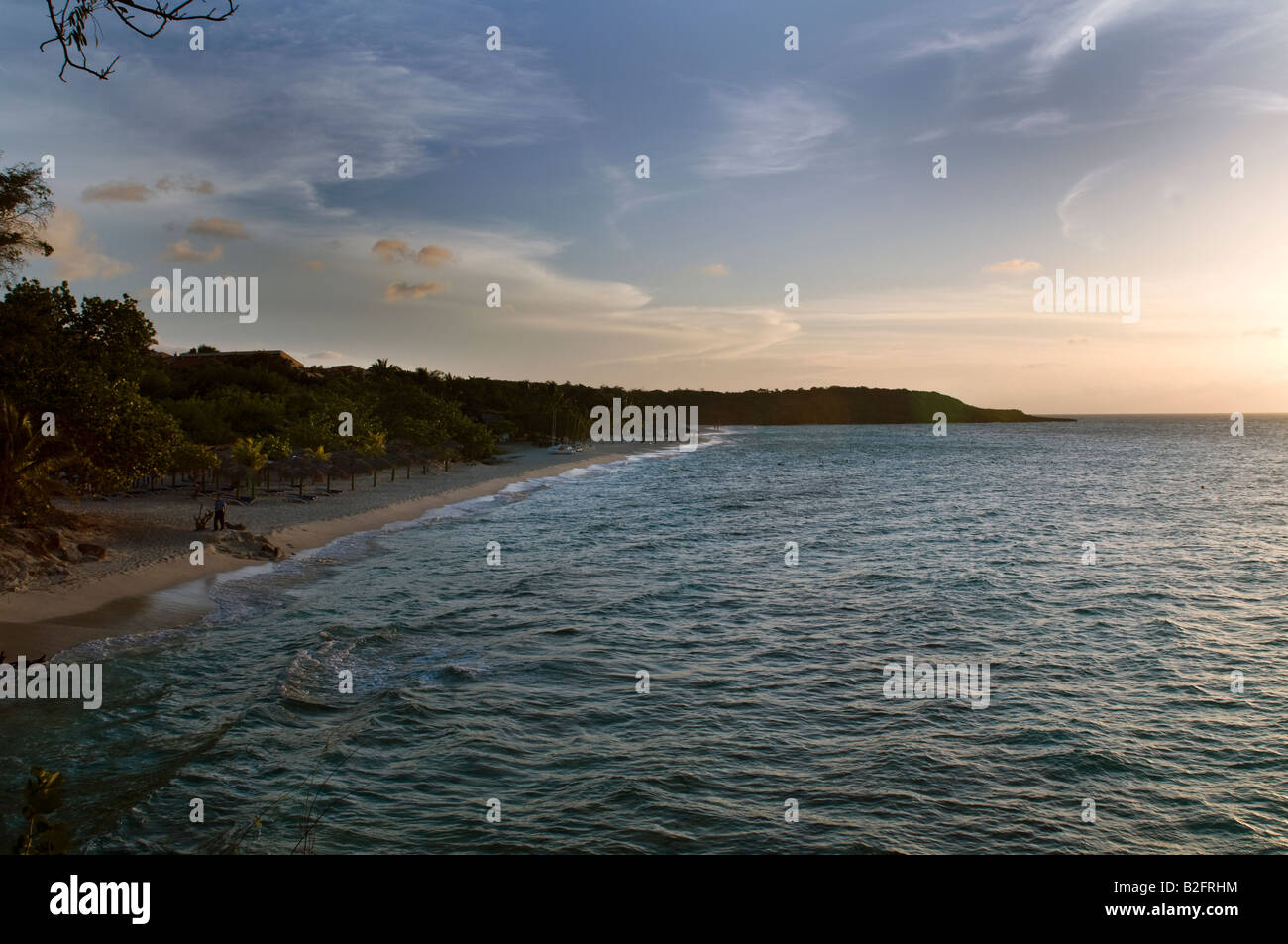 Der Strand im Paradisus Rio De Oro Resort &amp; Spa in Guardalavaca, Holguin, Kuba bei Sonnenuntergang Stockfoto