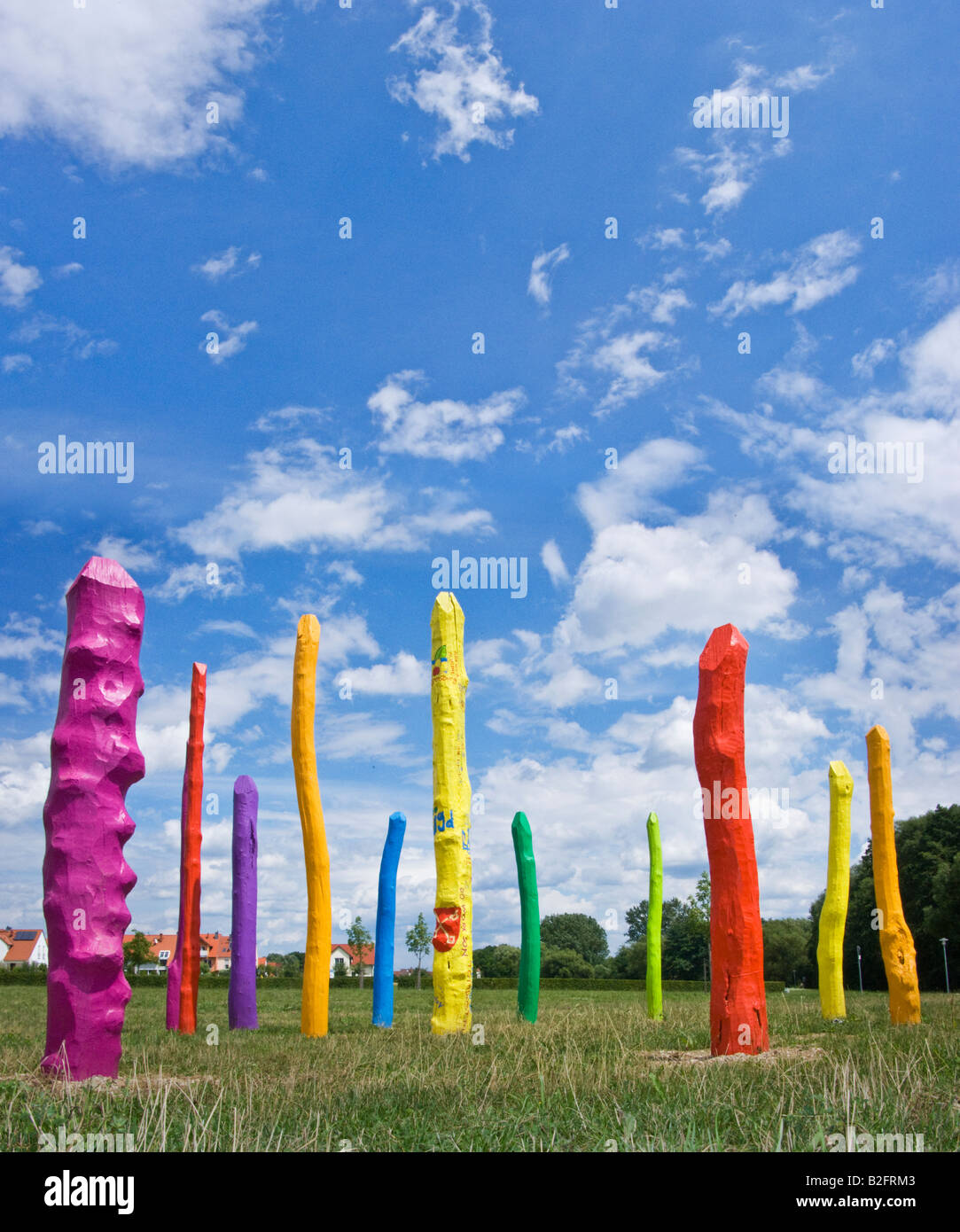 Holz Holz ART SCULPTURE Stele Stelen farbig blauen Himmel Wolken Phallussymbole überragt den Himmel Regensburg Burgweinting Stockfoto
