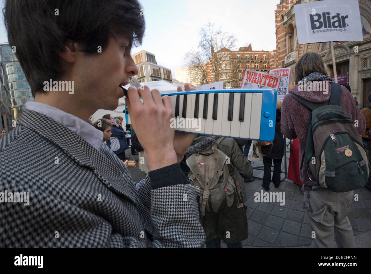 Musikinstrument und Plakate an "Stoppt den Krieg" Wand des soliden Protest gegen Tony Blair Rede in London RC Kathedrale Stockfoto