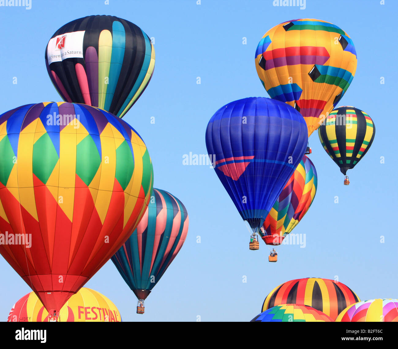 Ein Himmel voller sehr bunten Heißluftballons. Stockfoto