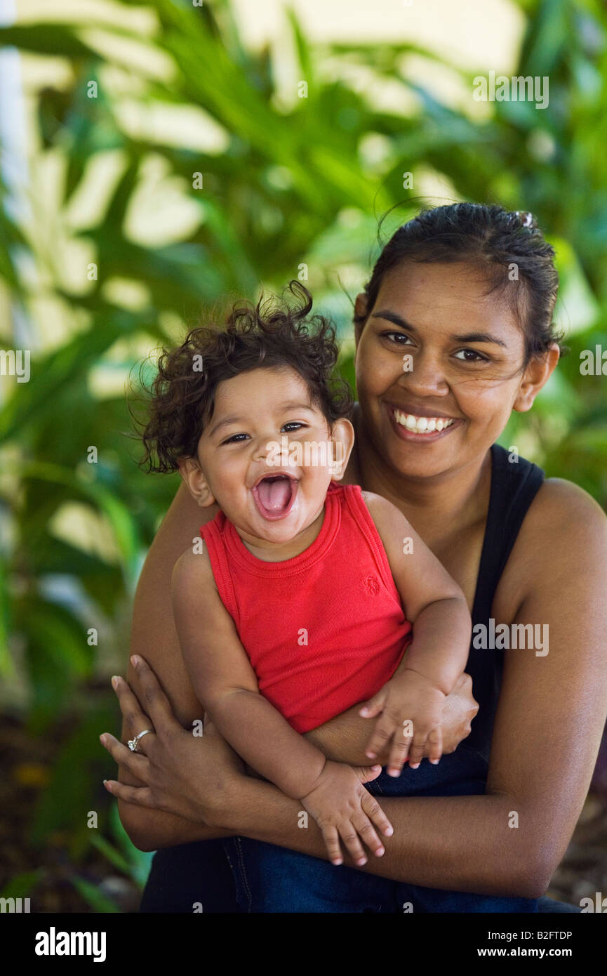 Aborigine-Frau und Kind Stockfoto