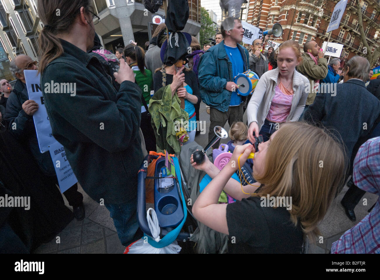 Männer, Frauen und Kinder an "Stoppt den Krieg" Wand des soliden Protest gegen Tony Blair Rede in London RC Kathedrale Stockfoto